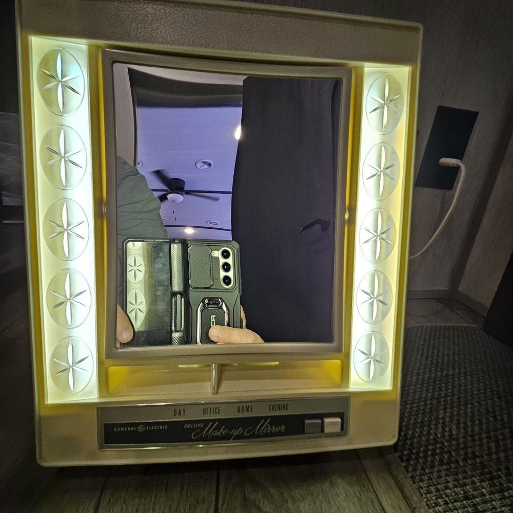 General Electric Deluxe Make Up Light Up Mirror Reversible Zoom Vintage TESTED - Picture 7 of 13